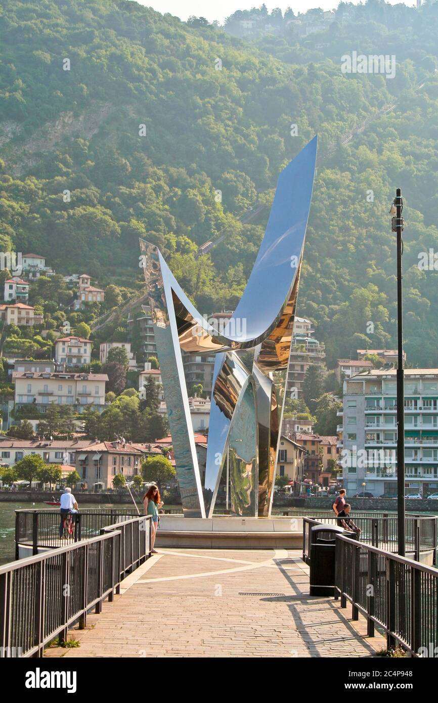 Côme, Lombardie, Italie. Lac de Côme. The Life Electric est une sculpture conçue par Daniel Libeskind, créée en 2015 et située à Côme, sur le barrage extérieur (diga foranea Caldirola). Il pèse 29 tonnes et était en acier et recouvert d'acier inoxydable. Banque D'Images