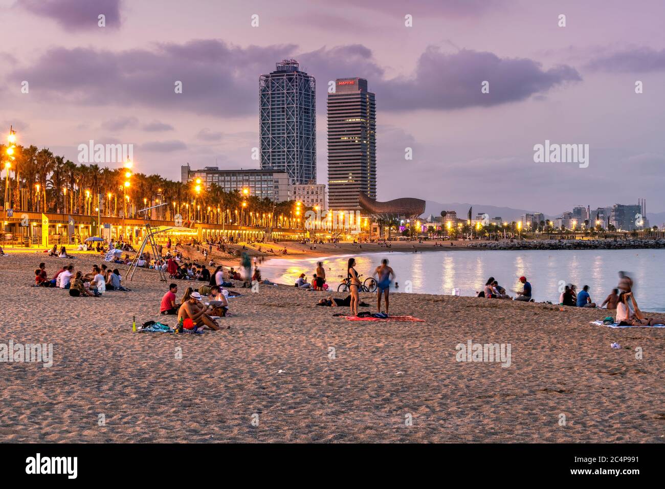 Plage urbaine au crépuscule, Barceloneta, Barcelone, Catalogne, Espagne Banque D'Images