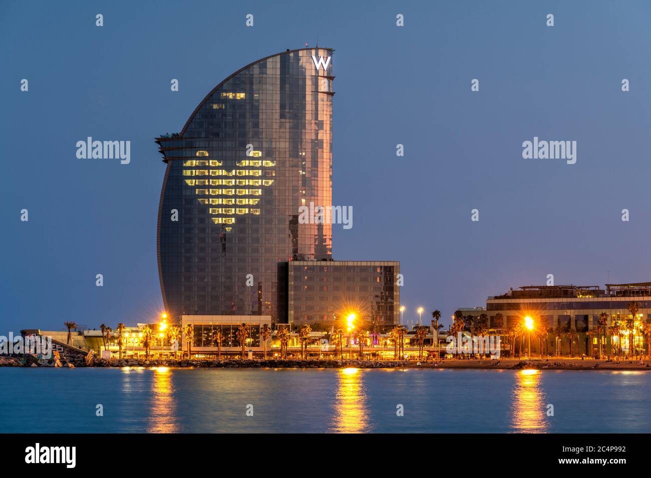 Un coeur géant illuminant dans la façade de l'hôtel W Barcelona, Barcelone, Catalogne, Espagne Banque D'Images