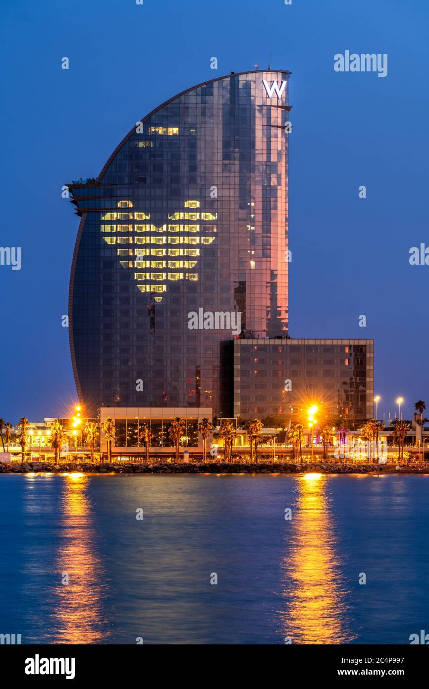 Un coeur géant illuminant dans la façade de l'hôtel W Barcelona, Barcelone, Catalogne, Espagne Banque D'Images