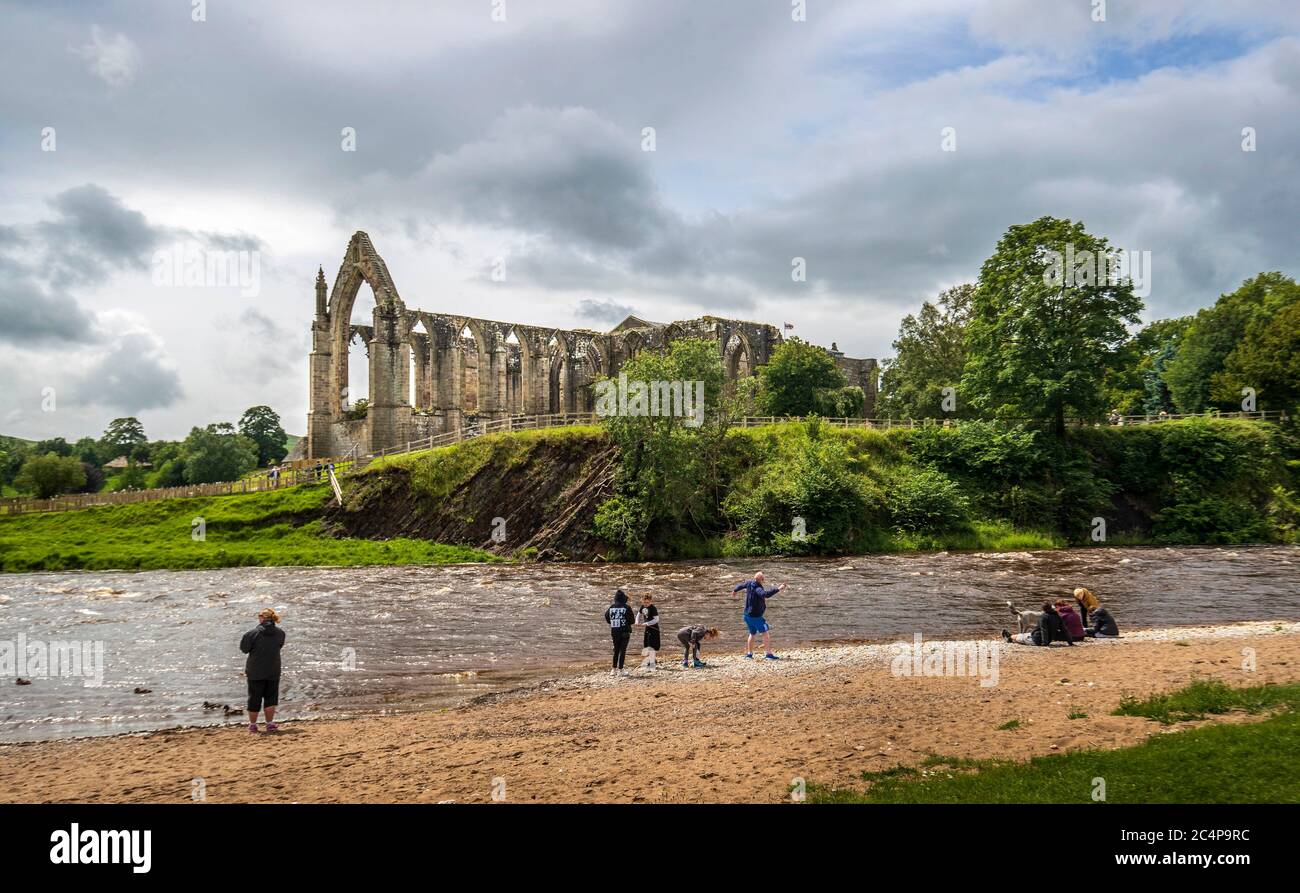 Les gens visitent l'abbaye de Bolton dans le Yorkshire, qui a récemment rouvert après l'assouplissement des restrictions de verrouillage des coronavirus. Banque D'Images