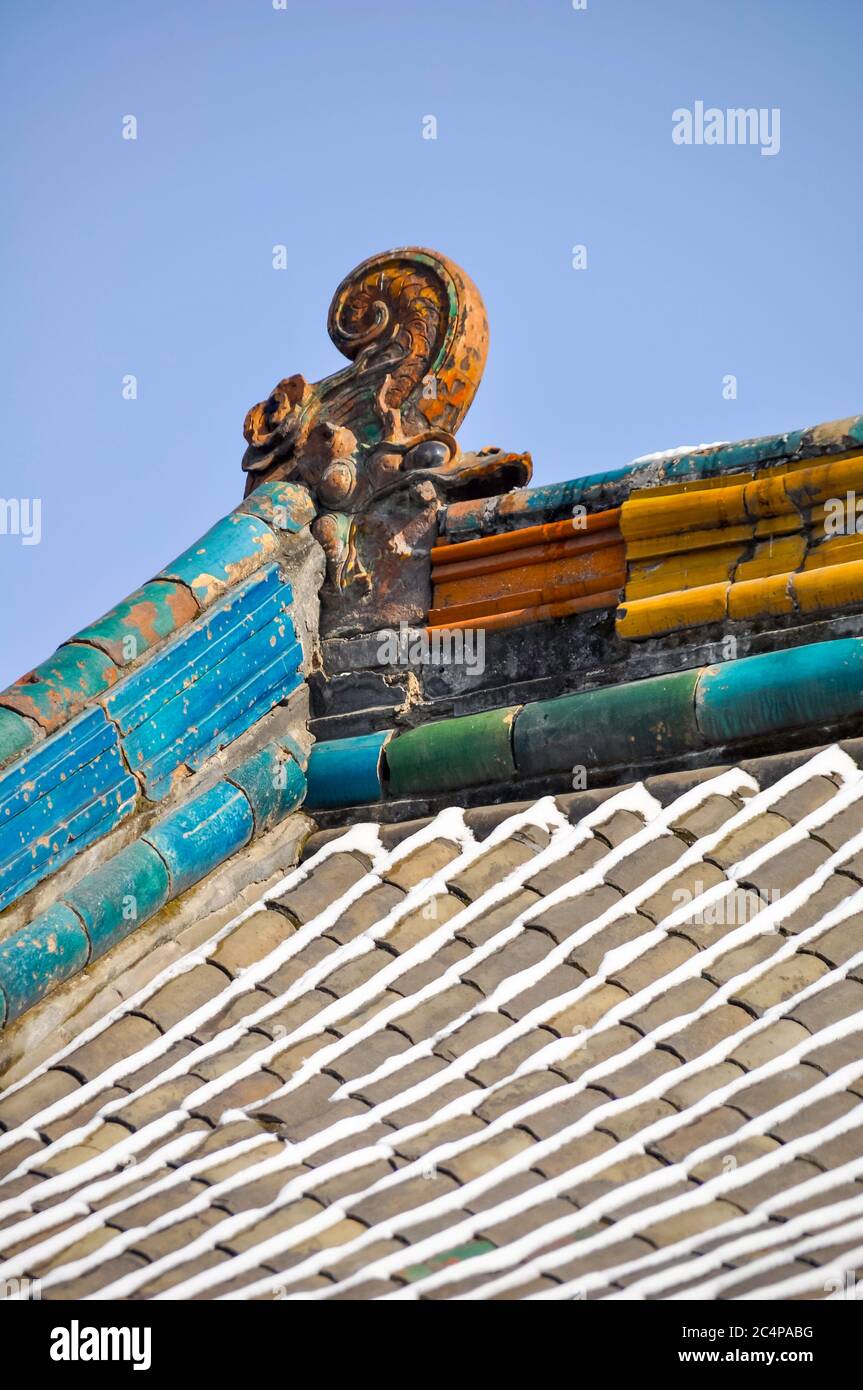 Gros plan d'un toit historique d'une mosquée ou d'un temple à Xian, en Chine. Les tuiles de toit en argile ont différentes formes, certains des tuiles sont peintes de couleurs vives Banque D'Images