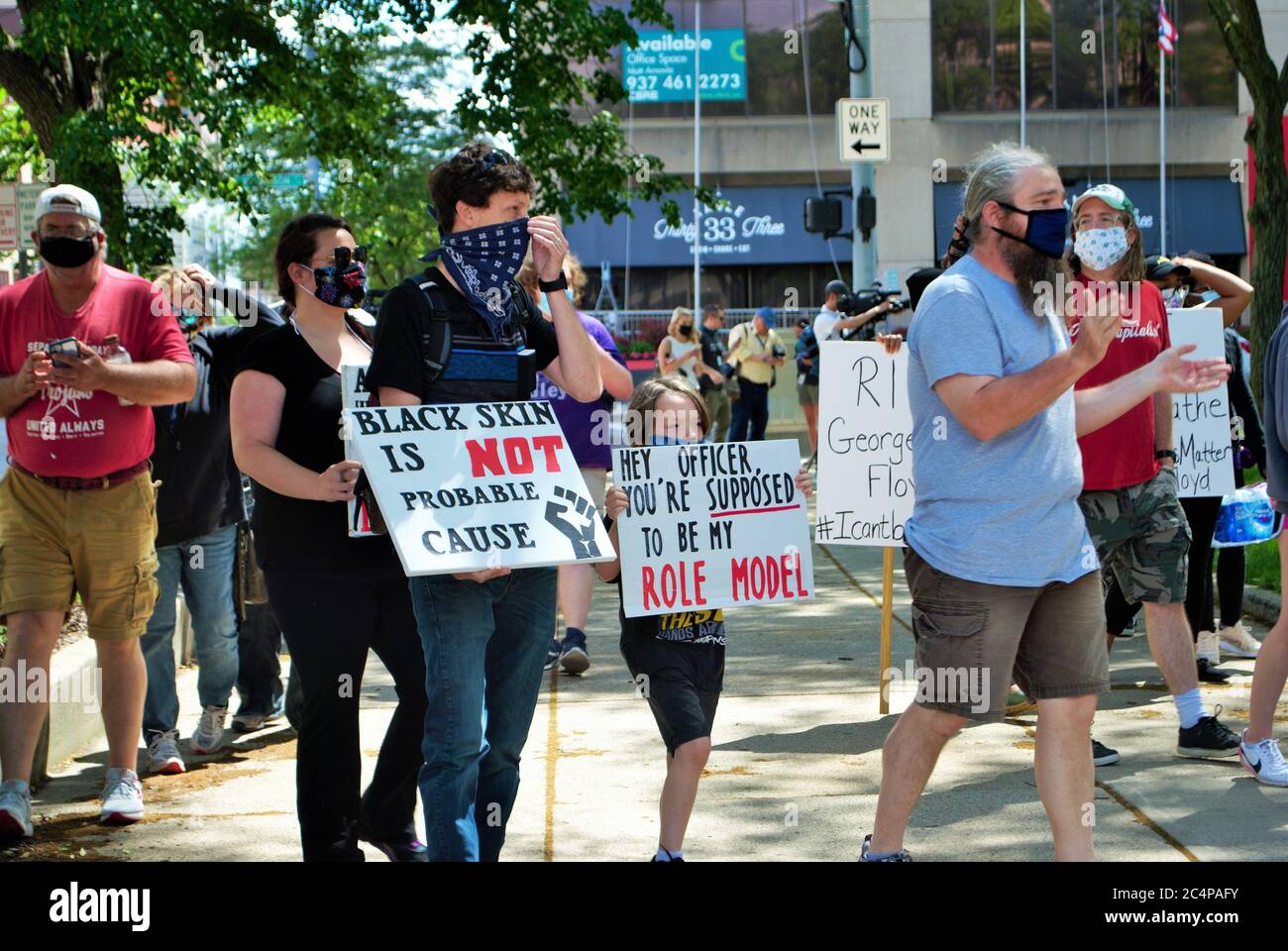 Dayton, Ohio, États-Unis 05/30/2020 des manifestants lors d'un rassemblement de personnes noires défilent dans la rue en tenant des panneaux et en portant des masques Banque D'Images