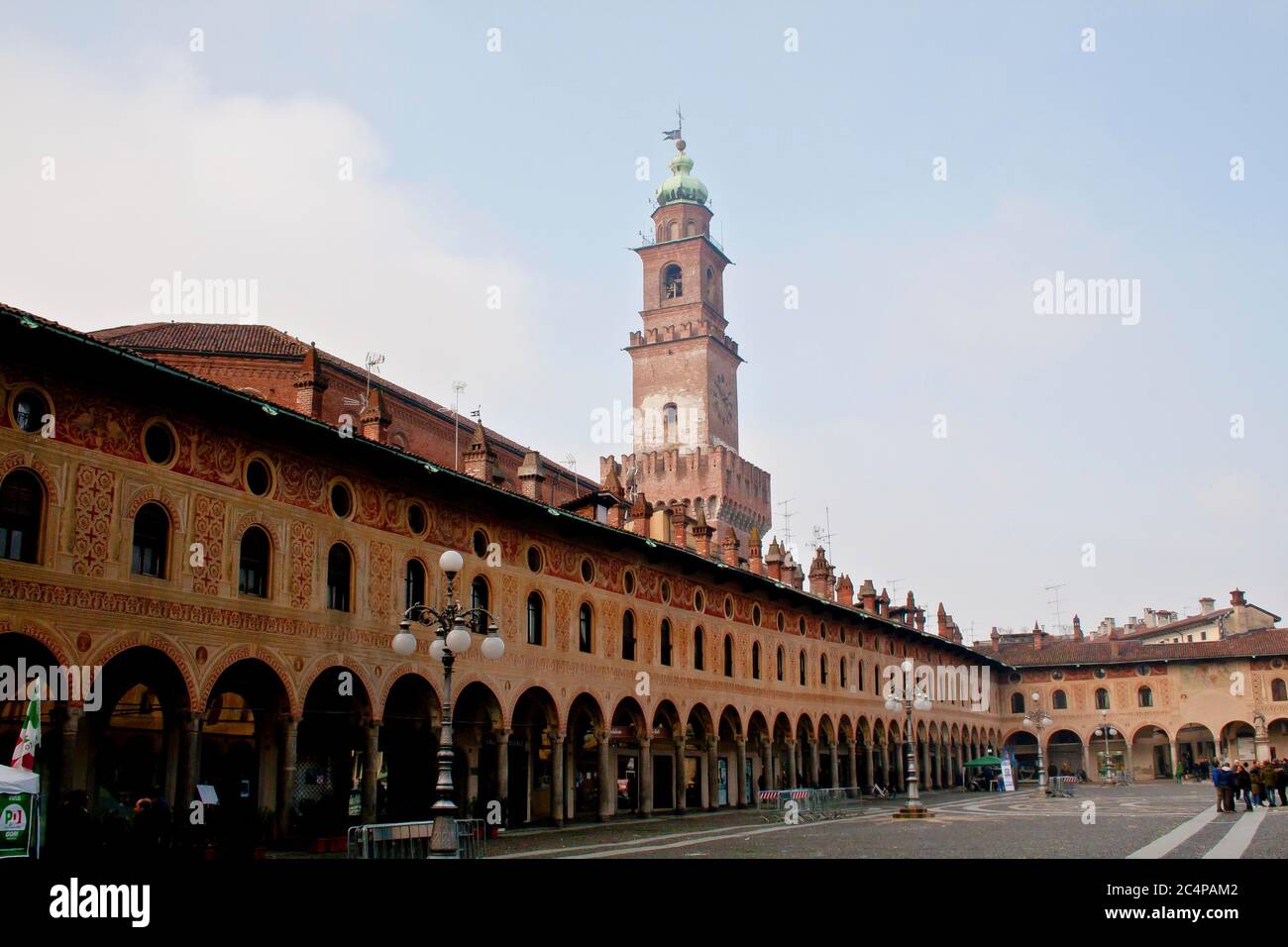 Vigevano, Pavie, Lombardie, Italie du Nord. Piazza Ducale avec l'arcade, en arrière-plan la Tour de Bramante (Torre del Bramante) du Château de Sforza (Castello Sforzesco). Banque D'Images