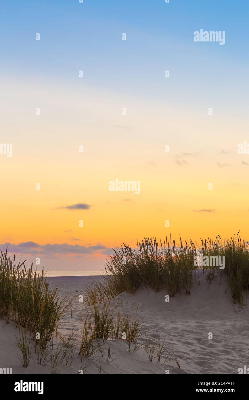 Coucher de soleil sur une plage vide sur l'île de Sylt Banque D'Images