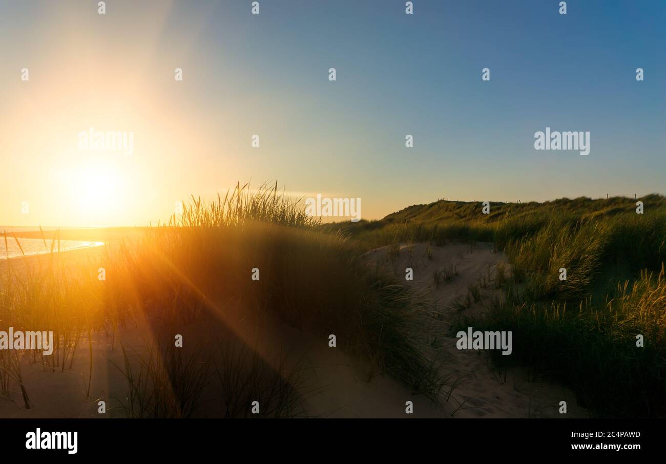 Coucher de soleil sur une plage vide sur l'île de Sylt Banque D'Images