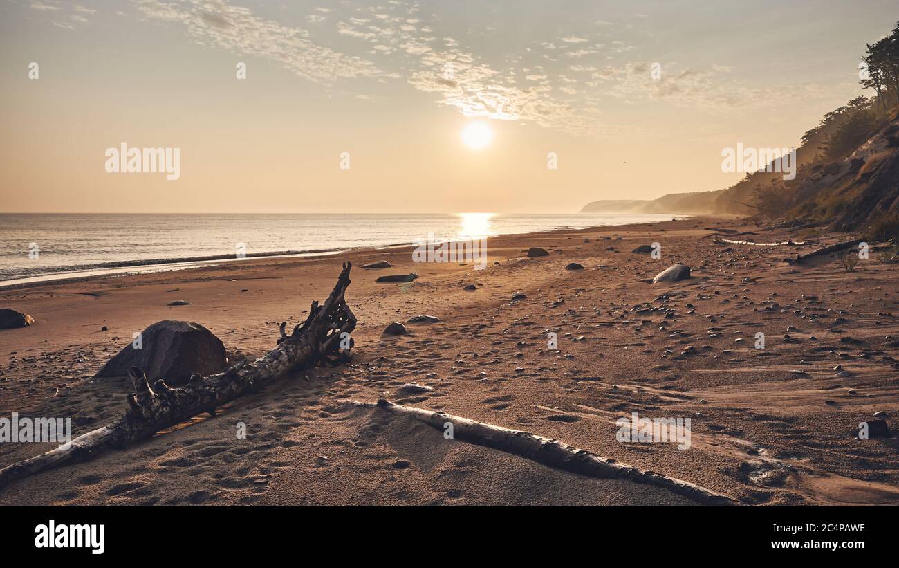 Lever de soleil sur la plage près de Miedzyzdroje, virage de couleur appliqué, Pologne. Banque D'Images
