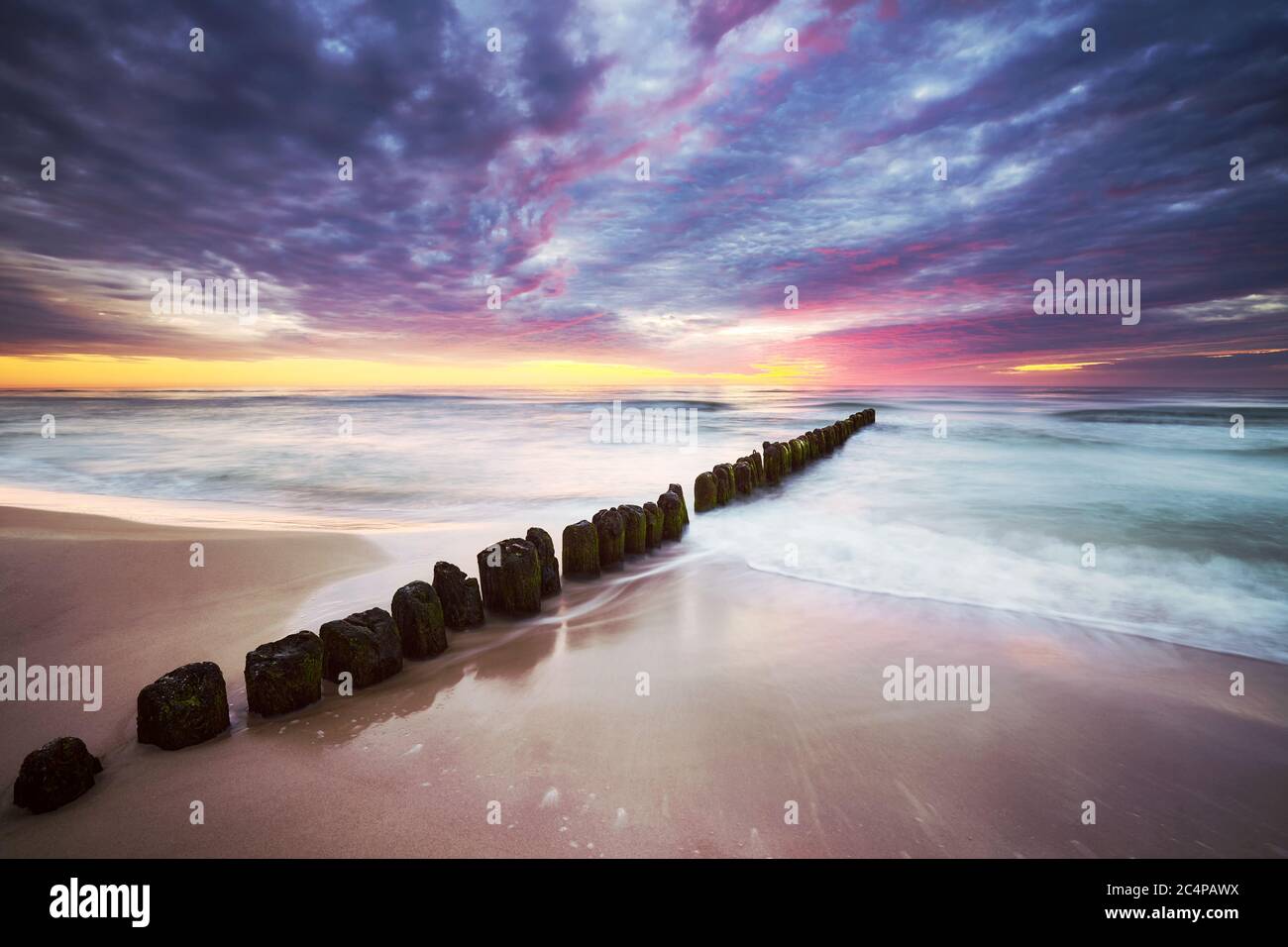 Côte de la mer Baltique à Mrzezyno, à un beau coucher de soleil, photo de longue exposition, Pologne. Banque D'Images