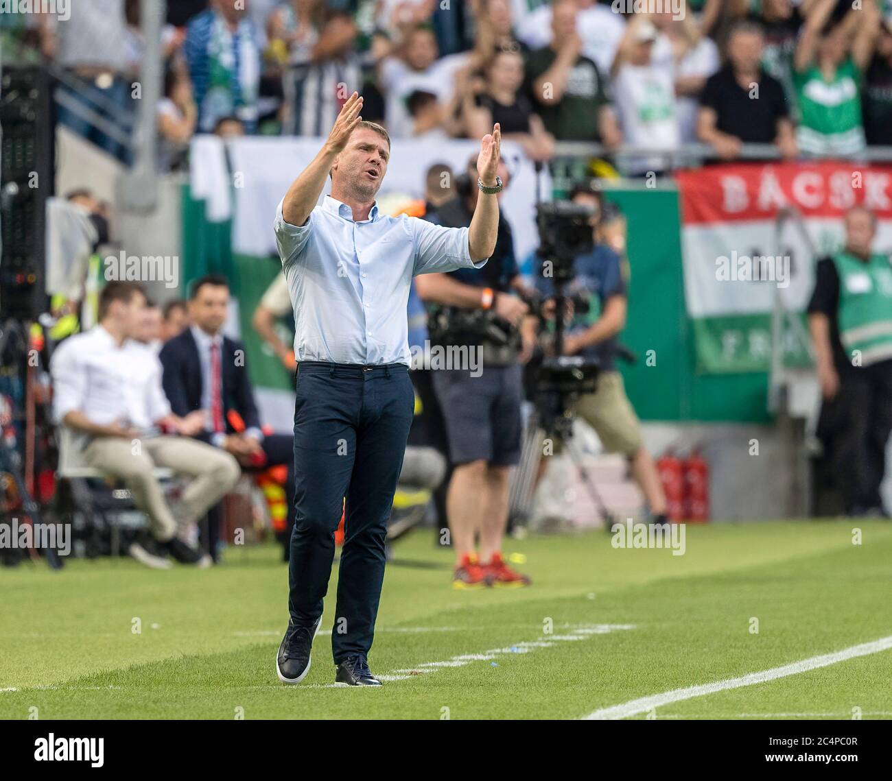 BUDAPEST, HONGRIE - JUIN 27 : l'entraîneur-chef Serhiy Rebrov de Ferencvarosi TC réagit lors du match de la Ligue de la Banque OTP hongroise entre Ferencvarosi TC et le FC-ordre Mezokovesd à la Groupama Arena le 27 juin 2020 à Budapest, Hongrie. Banque D'Images