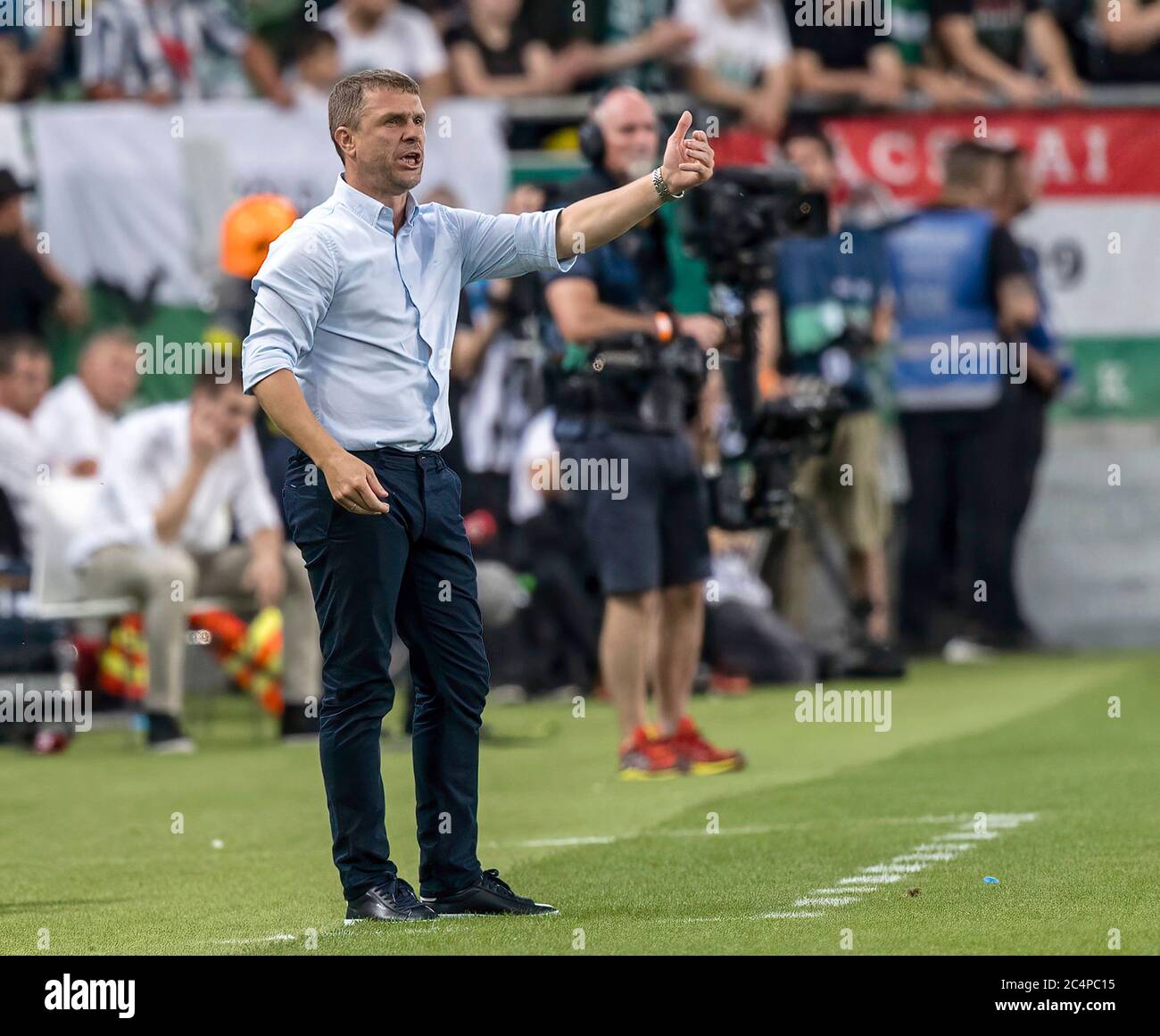 BUDAPEST, HONGRIE - JUIN 27 : l'entraîneur-chef Serhiy Rebrov de Ferencvarosi TC réagit lors du match de la Ligue de la Banque OTP hongroise entre Ferencvarosi TC et le FC-ordre Mezokovesd à la Groupama Arena le 27 juin 2020 à Budapest, Hongrie. Banque D'Images