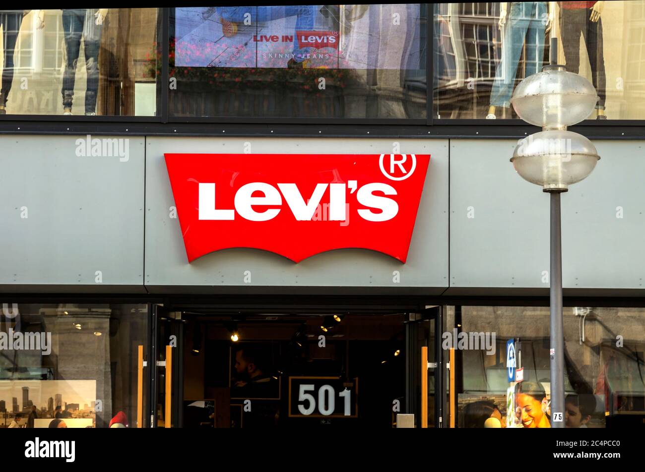 Munich, Allemagne : magasin Levi, Munich. Fondée en 1853, Levi Strauss est  une société de vêtements américaine connue dans le monde entier pour sa  marque de jeans en denim Photo Stock - Alamy