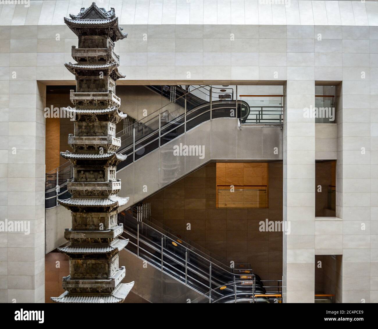 Séoul, Corée du Sud - pagode du Temple Kyongchonsa de 10 étages dans le couloir principal du Musée national de Corée à Yongsan. Trésor national. Escalier roulant. Banque D'Images