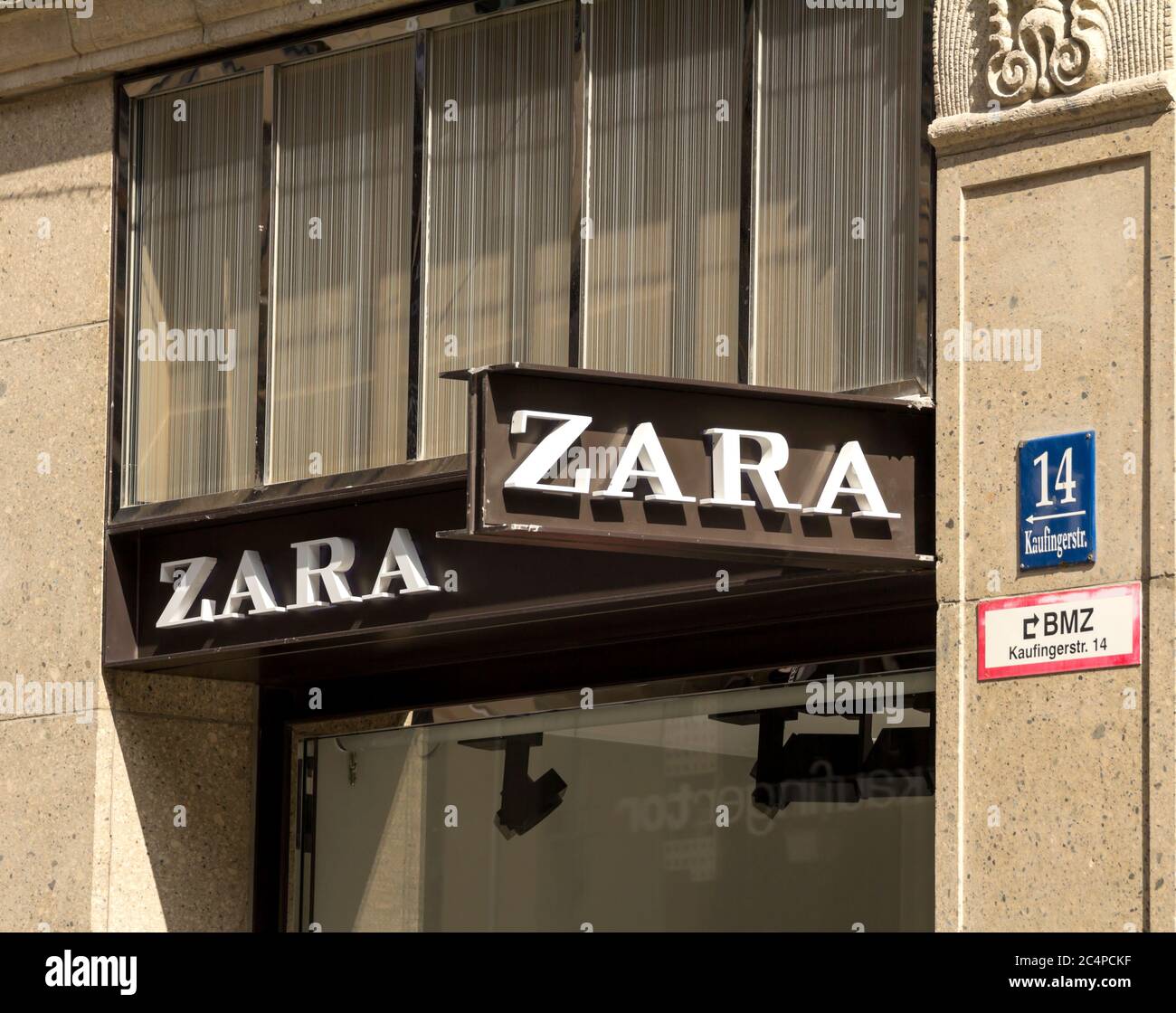 Munich, Allemagne : boutique Zara à Munich. Zara est un détaillant espagnol  de vêtements et d'accessoires Photo Stock - Alamy