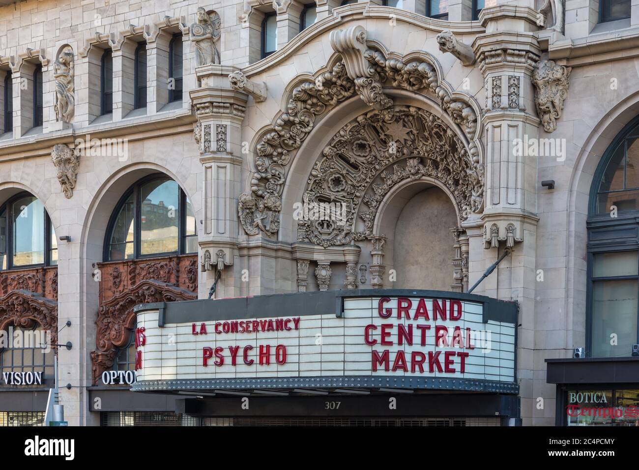 Los Angeles, Californie, Etats-Unis- 11 juin 2015 : Grand Central Market dans le bâtiment Homer Laughlin à Broadway Street. Le plus ancien et le plus grand marché de t Banque D'Images