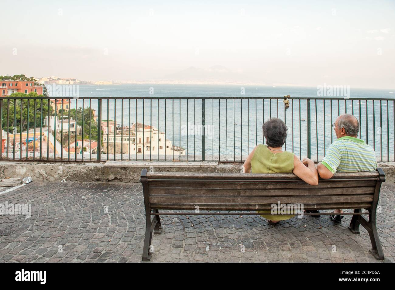 Un vieux couple enchante la vue célèbre de Naples et du golfe de Naples depuis Posilippo à Terraza di Sant’Antonio Banque D'Images