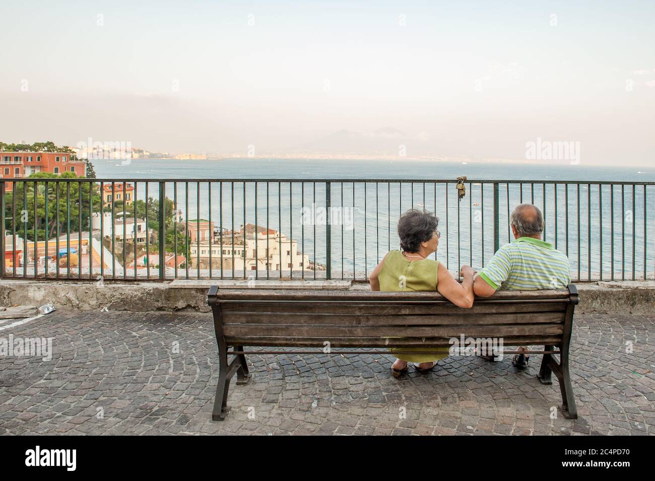 Un vieux couple enchante la vue célèbre de Naples et du golfe de Naples depuis Posilippo à Terraza di Sant’Antonio Banque D'Images