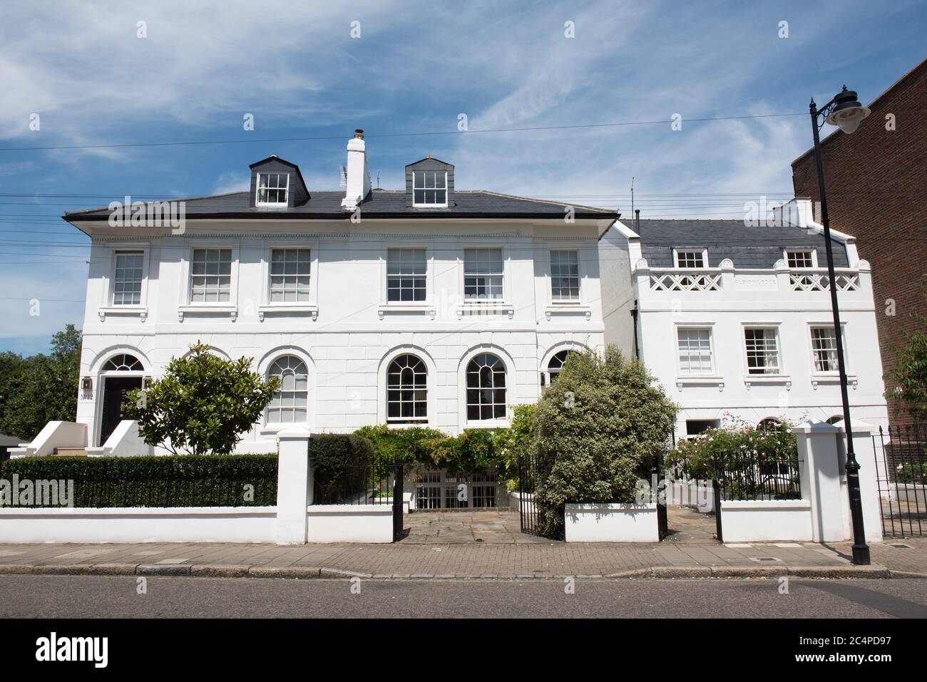 Villas semi-individuelles en stuc datant de l'époque victorienne, maisons peintes en blanc à Furlong Road, Lower Holloway, N7, London Borough of Islington, Angleterre Royaume-Uni Banque D'Images