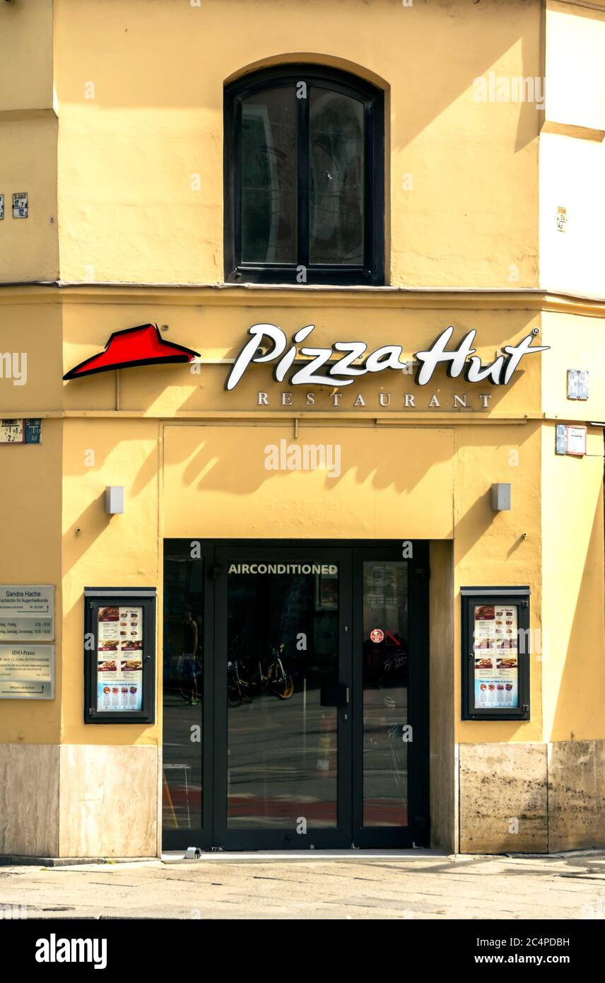 Munich, Allemagne : UN restaurant Pizza Hut. Pizza Hut, Inc. Est une filiale de Yum! Brands, Inc., la plus grande entreprise de restauration au monde. Banque D'Images