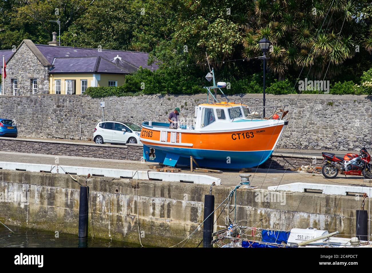 Petit bateau de pêche sur le port en cours de rénovation Banque D'Images