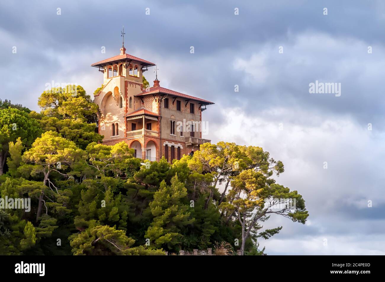 Portofino, Italie - 29 septembre 2010 : vue sur une villa de luxe en bord de mer entourée de végétation. Portofino est célèbre pour ses nombreuses villas luxueuses Banque D'Images