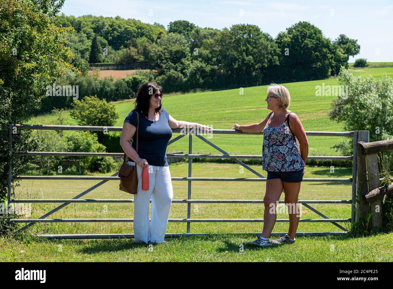Des femmes d'âge moyen pour une promenade dans la campagne; Kent, Royaume-Uni Banque D'Images Des femmes d'âge moyen pour une promenade dans la campagne; Kent, Royaume-Uni Banque D'Images