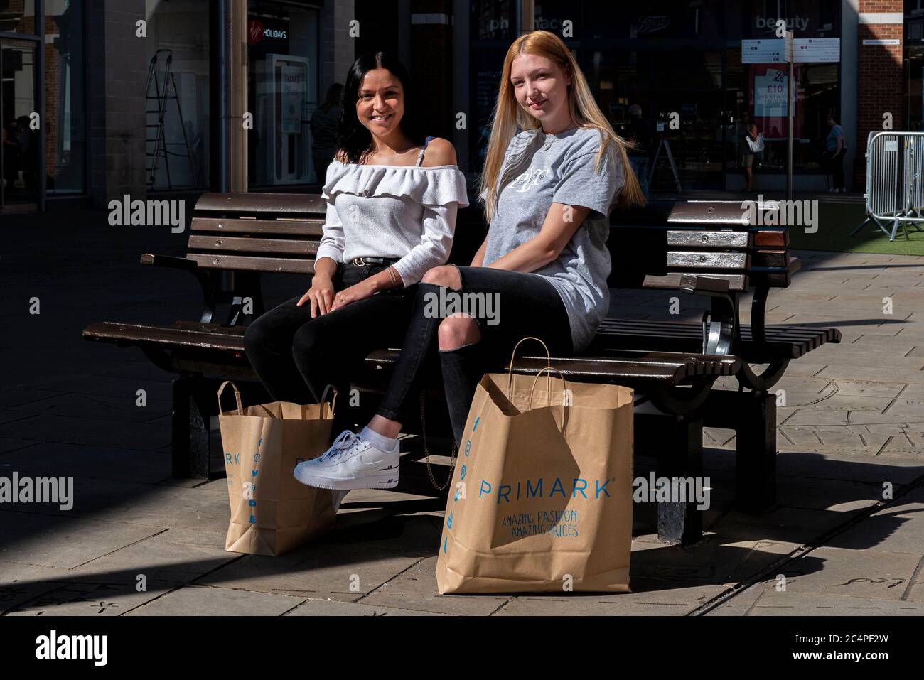 Le premier jour où des magasins non essentiels ont ouvert leurs portes à Canterbury, dans le Kent, au Royaume-Uni, après un confinement de la cavid-19. Deux jeunes femmes avec des sacs Primark Banque D'Images Le premier jour où des magasins non essentiels ont ouvert leurs portes à Canterbury, dans le Kent, au Royaume-Uni, après un confinement de la cavid-19. Deux jeunes femmes avec des sacs Primark Banque D'Images