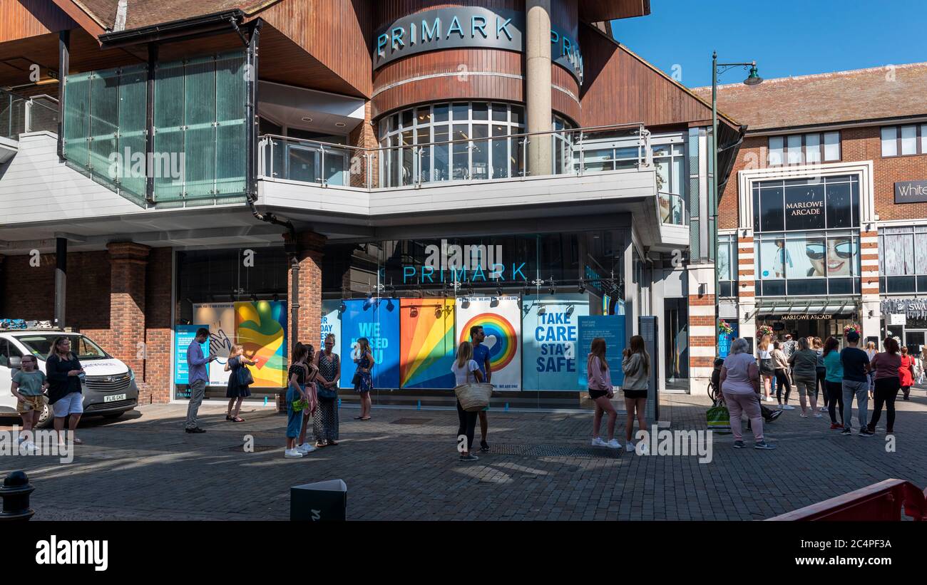 Le premier jour où des magasins non essentiels ont ouvert leurs portes à Canterbury, dans le Kent, au Royaume-Uni, après un confinement de la cavid-19. File d'attente Primark Banque D'Images Le premier jour où des magasins non essentiels ont ouvert leurs portes à Canterbury, dans le Kent, au Royaume-Uni, après un confinement de la cavid-19. File d'attente Primark Banque D'Images