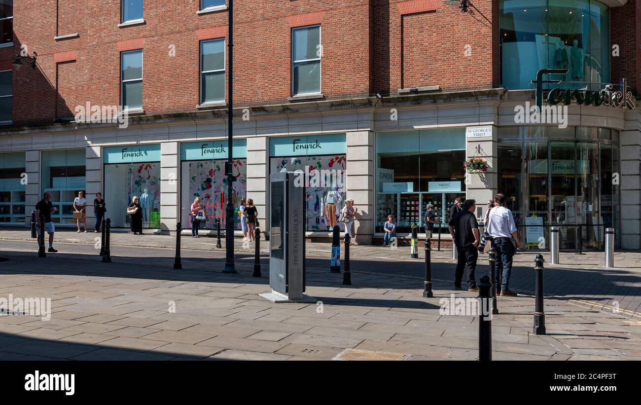 Le premier jour où des magasins non essentiels ont ouvert leurs portes à Canterbury, dans le Kent, au Royaume-Uni, après un confinement de la cavid-19. File d'attente Fenwicks Banque D'Images Le premier jour où des magasins non essentiels ont ouvert leurs portes à Canterbury, dans le Kent, au Royaume-Uni, après un confinement de la cavid-19. File d'attente Fenwicks Banque D'Images