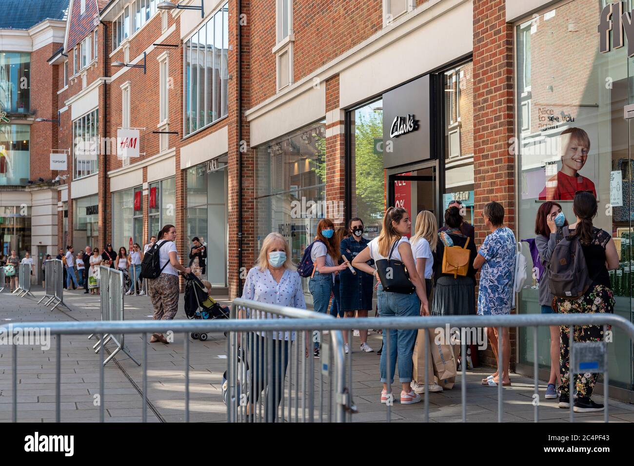 Le premier jour où des magasins non essentiels ont ouvert leurs portes à Canterbury, dans le Kent, au Royaume-Uni, après un confinement de la cavid-19. Files d'attente au centre commercial Banque D'Images Le premier jour où des magasins non essentiels ont ouvert leurs portes à Canterbury, dans le Kent, au Royaume-Uni, après un confinement de la cavid-19. Files d'attente au centre commercial Banque D'Images