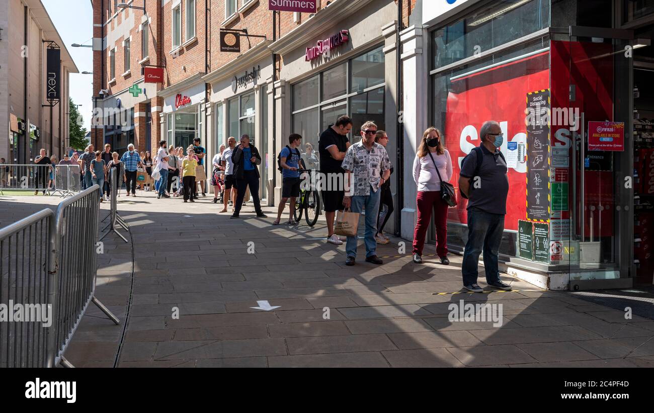 Le premier jour où des magasins non essentiels ont ouvert leurs portes à Canterbury, dans le Kent, au Royaume-Uni, après un confinement de la cavid-19. File d'attente pour Sportdirect Banque D'Images Le premier jour où des magasins non essentiels ont ouvert leurs portes à Canterbury, dans le Kent, au Royaume-Uni, après un confinement de la cavid-19. File d'attente pour Sportdirect Banque D'Images
