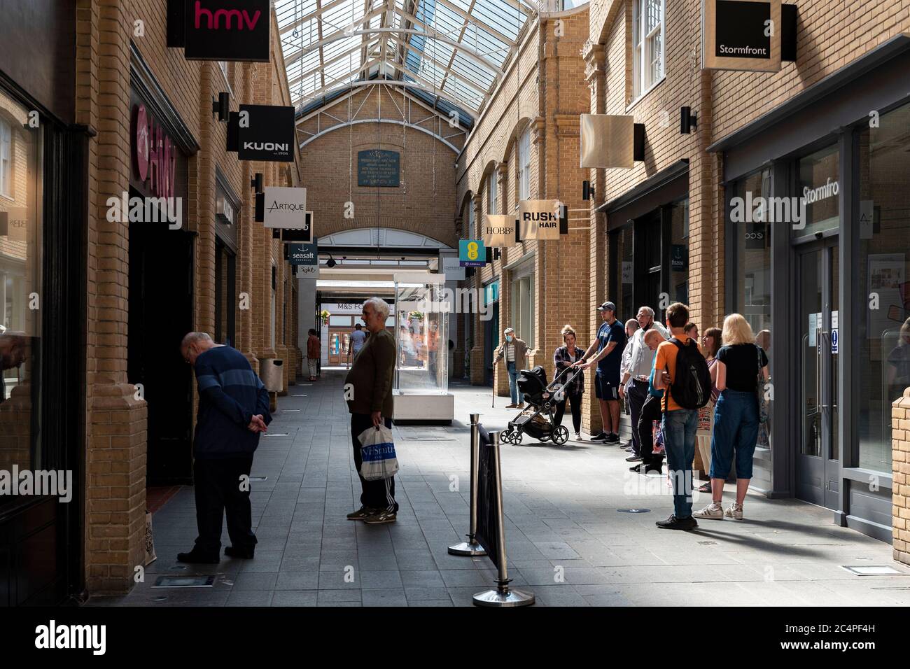 Le premier jour où des magasins non essentiels ont ouvert leurs portes à Canterbury, dans le Kent, au Royaume-Uni, après un confinement de la cavid-19. 15 juin 2020 Banque D'Images Le premier jour où des magasins non essentiels ont ouvert leurs portes à Canterbury, dans le Kent, au Royaume-Uni, après un confinement de la cavid-19. 15 juin 2020 Banque D'Images