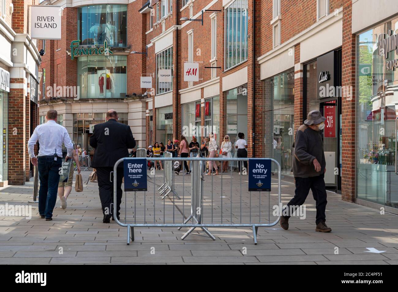 Le premier jour où des magasins non essentiels ont ouvert leurs portes à Canterbury, dans le Kent, au Royaume-Uni, après un confinement de la cavid-19. Système unidirectionnel. Banque D'Images Le premier jour où des magasins non essentiels ont ouvert leurs portes à Canterbury, dans le Kent, au Royaume-Uni, après un confinement de la cavid-19. Système unidirectionnel. Banque D'Images