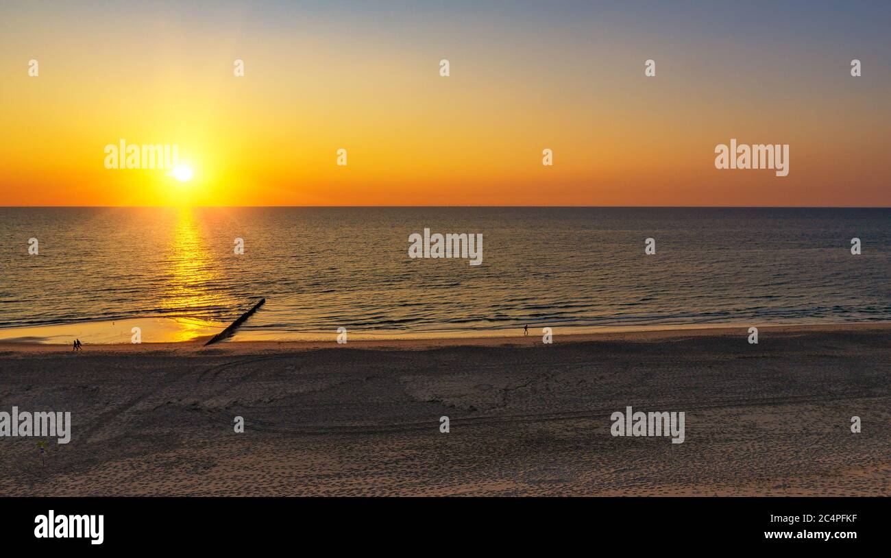 Coucher de soleil sur une plage vide sur l'île de Sylt Banque D'Images