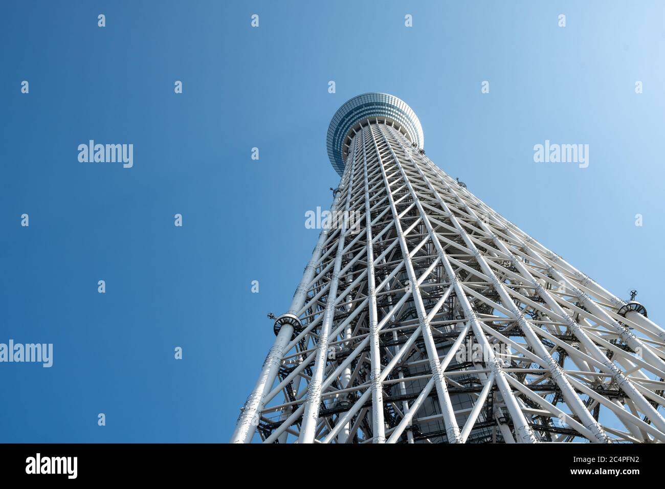 Vue du bas de la tour Tokyo Skytree. Sumida Ward, Tokyo, Japon. Banque D'Images