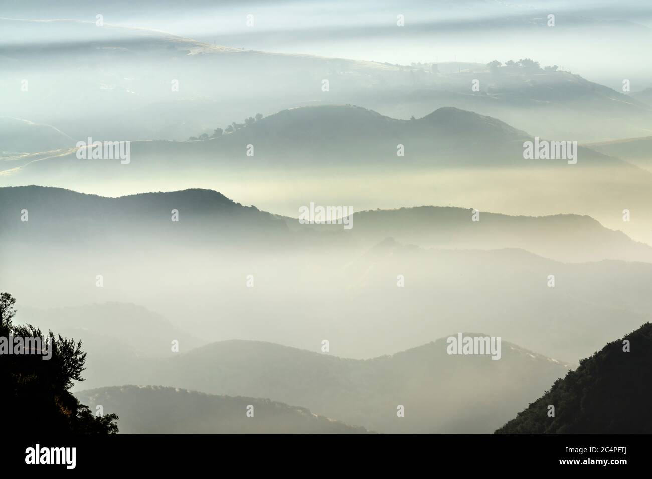 Les montagnes brumeuses se trouvent au-dessus des canyons au nord de Chatsworth, à Los Angeles, en Californie. Banque D'Images
