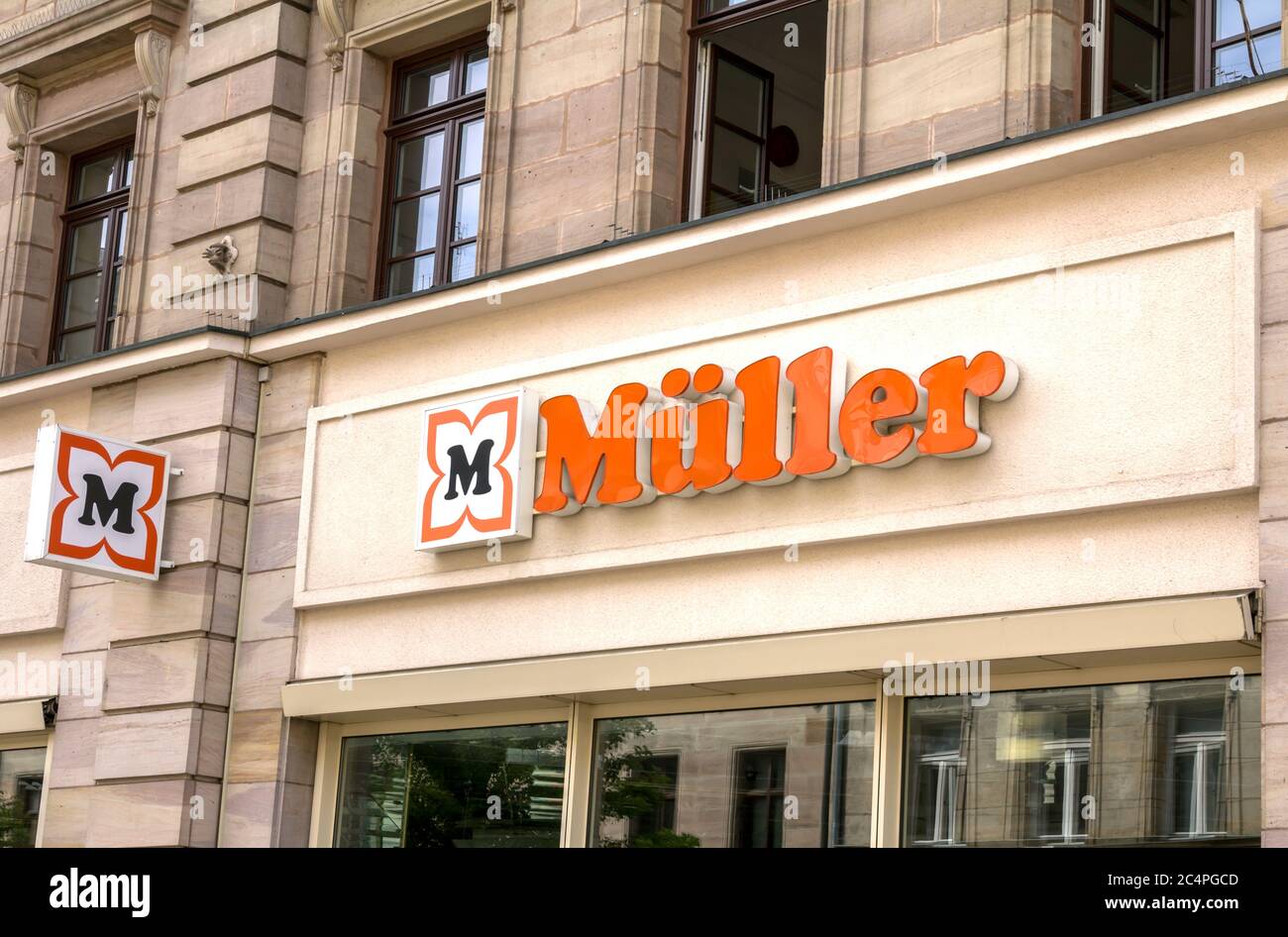 Furth, Allemagne : magasin Muller. Muller Ltd. & Co. KG est une chaîne de magasins de détail, dont le siège est à Ulm, en Allemagne. Banque D'Images