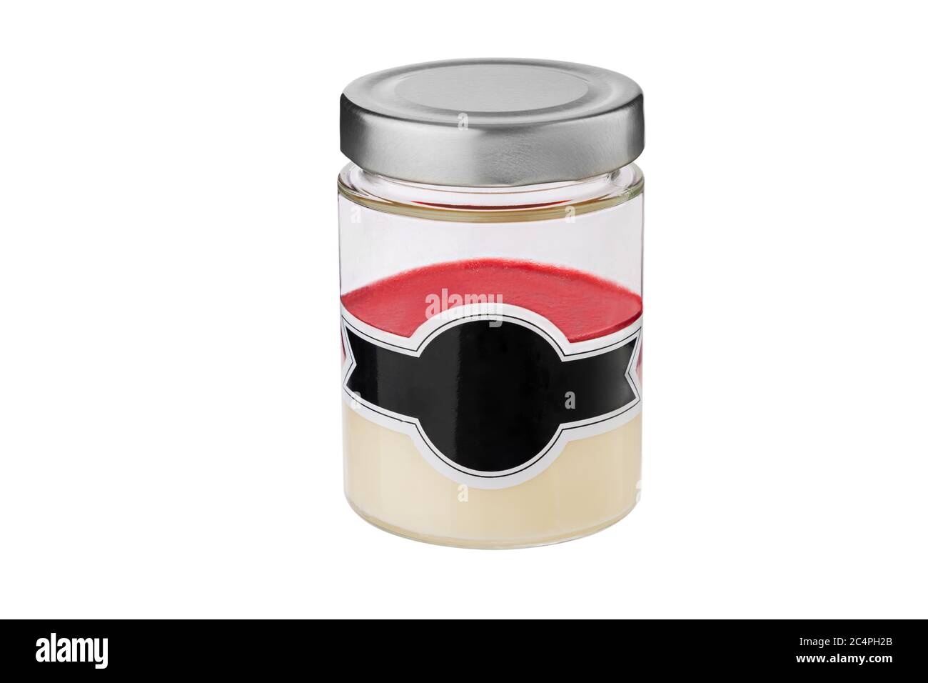 Dessert lactée à la crème et gelée fruitée dans un pot isolé sur fond blanc. Banque D'Images