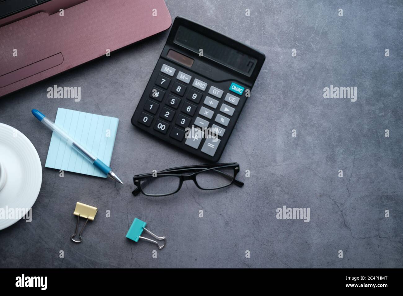 ordinateur portable avec calculatrice et bloc-notes sur le bureau Banque D'Images