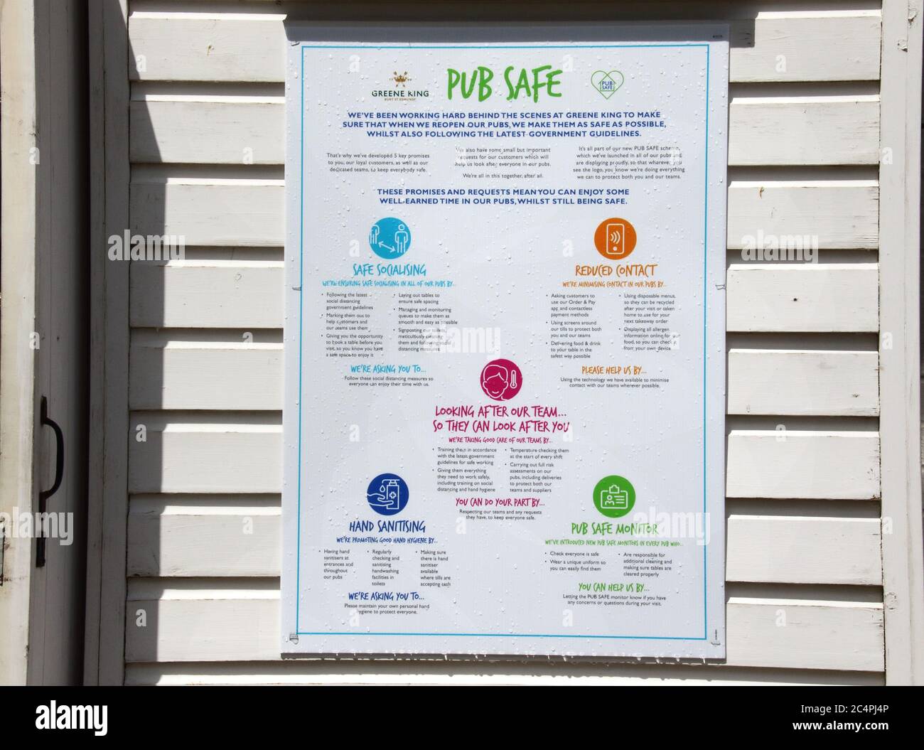 Milton Keynes, Royaume-Uni. 27 juin 2020. Les cinq règles du programme Pub Safe vu dans le jardin de l'un des pubs dans les schemeAll Greene King's pubs suivront un nouveau jeu de Pub Safe Promises, avant leur réouverture conçue pour prendre soin des membres de son équipe et s'assurer que les clients peuvent socialiser en toute sécurité. Crédit : SOPA Images Limited/Alamy Live News Banque D'Images
