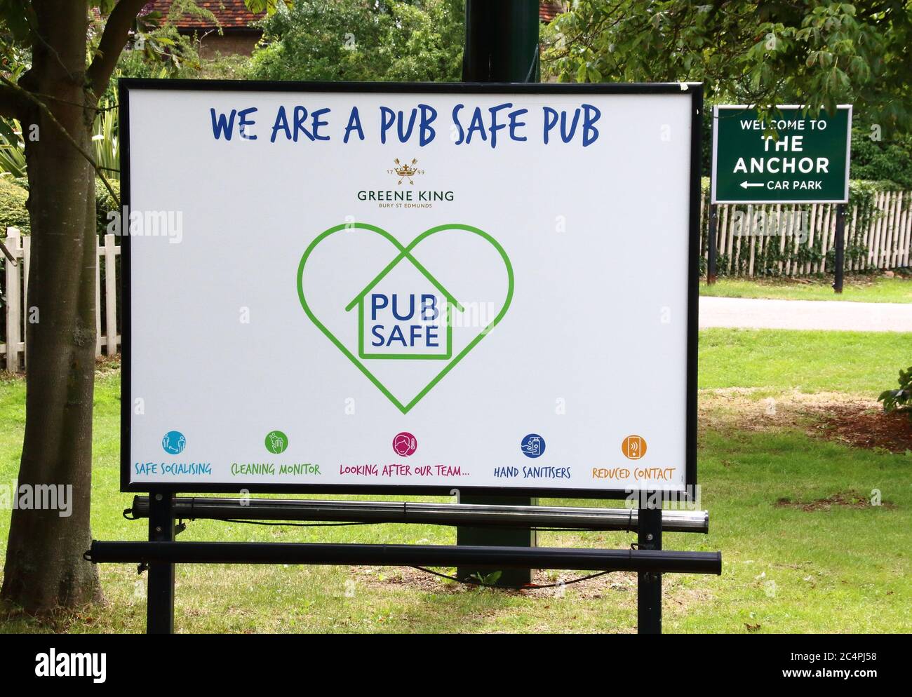 Bedford, Royaume-Uni. 27 juin 2020. L'affiche « Pub Safe » est affichée à l'entrée de l'un des pubs du programme. Tous les pubs Greene King suivront un nouveau jeu de promesses « Pub Safe », avant leur réouverture, conçues pour prendre soin des membres de son équipe et s'assurer que les clients peuvent se socialiser en toute sécurité. Crédit : SOPA Images Limited/Alamy Live News Banque D'Images