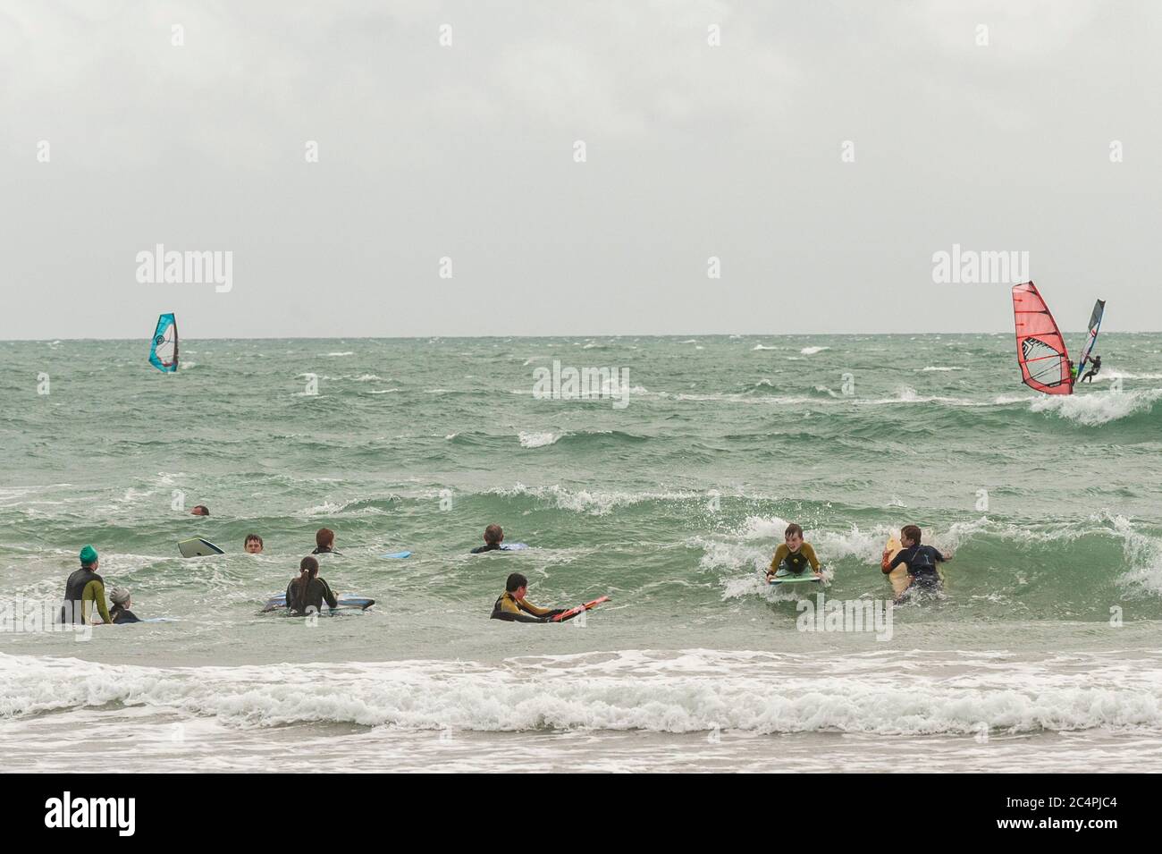 Garretstown, West Cork, Irlande. 28 juin 2020. De nombreux surfeurs et surfeurs du vent ont profité aujourd'hui des vents de force de la mer à Garretstown Beach. Crédit : AG News/Alay Live News Banque D'Images