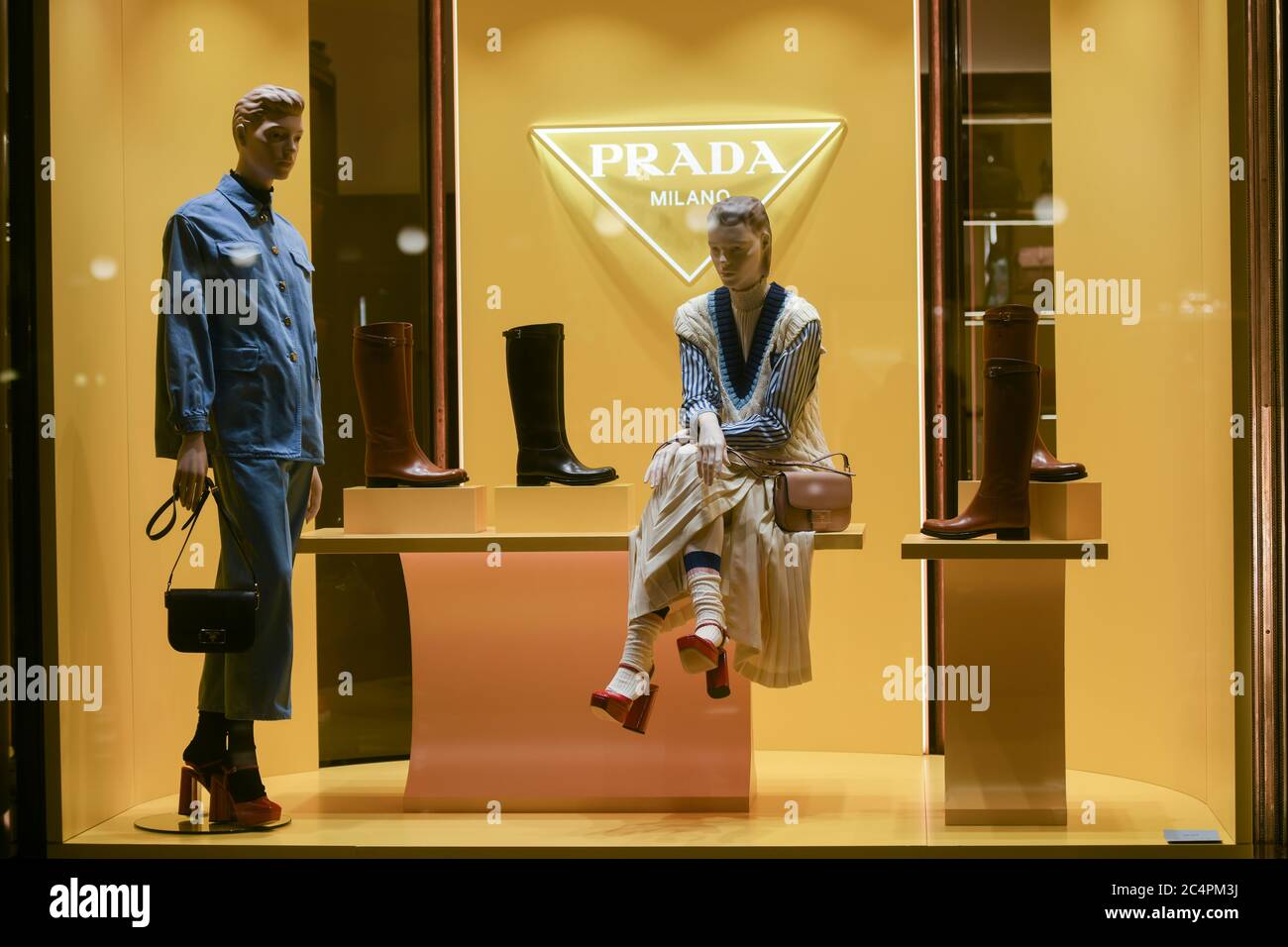 Milan, Italie - 13 janvier 2020 : vitrine de vêtements, bottes, chaussures et porte-monnaie Prada Banque D'Images