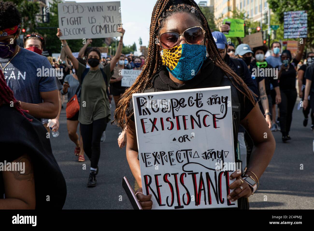 Les manifestants marchaient le long de la 16e rue en direction de la Maison Blanche Banque D'Images