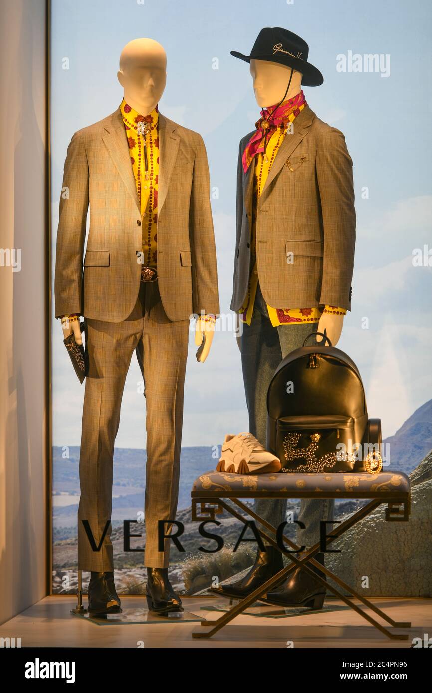Milan, Italie - 13 janvier 2020 : vitrine des tenues et accessoires Versace pour hommes Banque D'Images