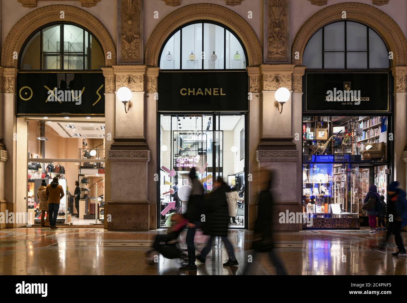 Milan, Italie - 13 janvier 2020 : les personnes passant par la Galleria  Vittorio Emanuele II Oxus, Chanel et Libraria Bocca présente la nuit Photo  Stock - Alamy