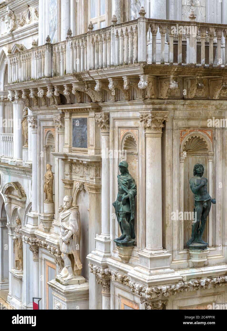 Palais des Doges ou Palazzo Ducale, Venise, Italie. C'est un monument célèbre de Venise. Belle façade ornée de la vieille maison de Doge avec statues et balco Banque D'Images