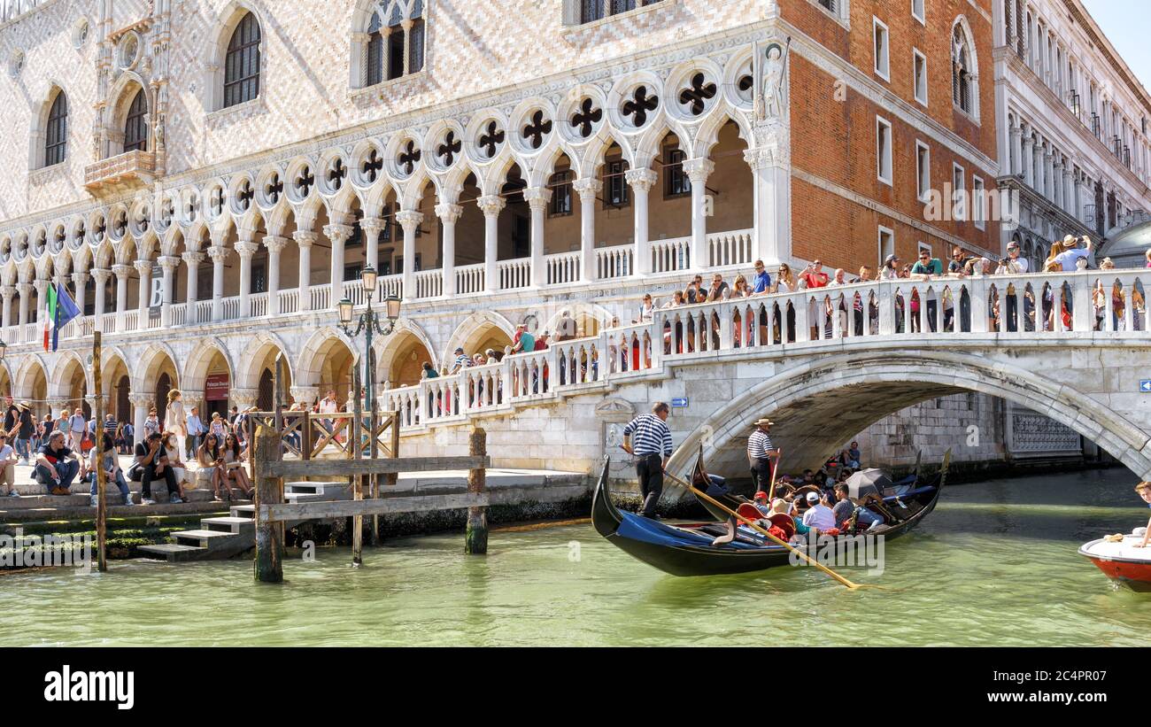 Venise, Italie - 21 mai 2017 : vue panoramique du Palais des Doges à Venise. C'est l'une des principales attractions touristiques de Venise. Front de mer ensoleillé à Veni Banque D'Images