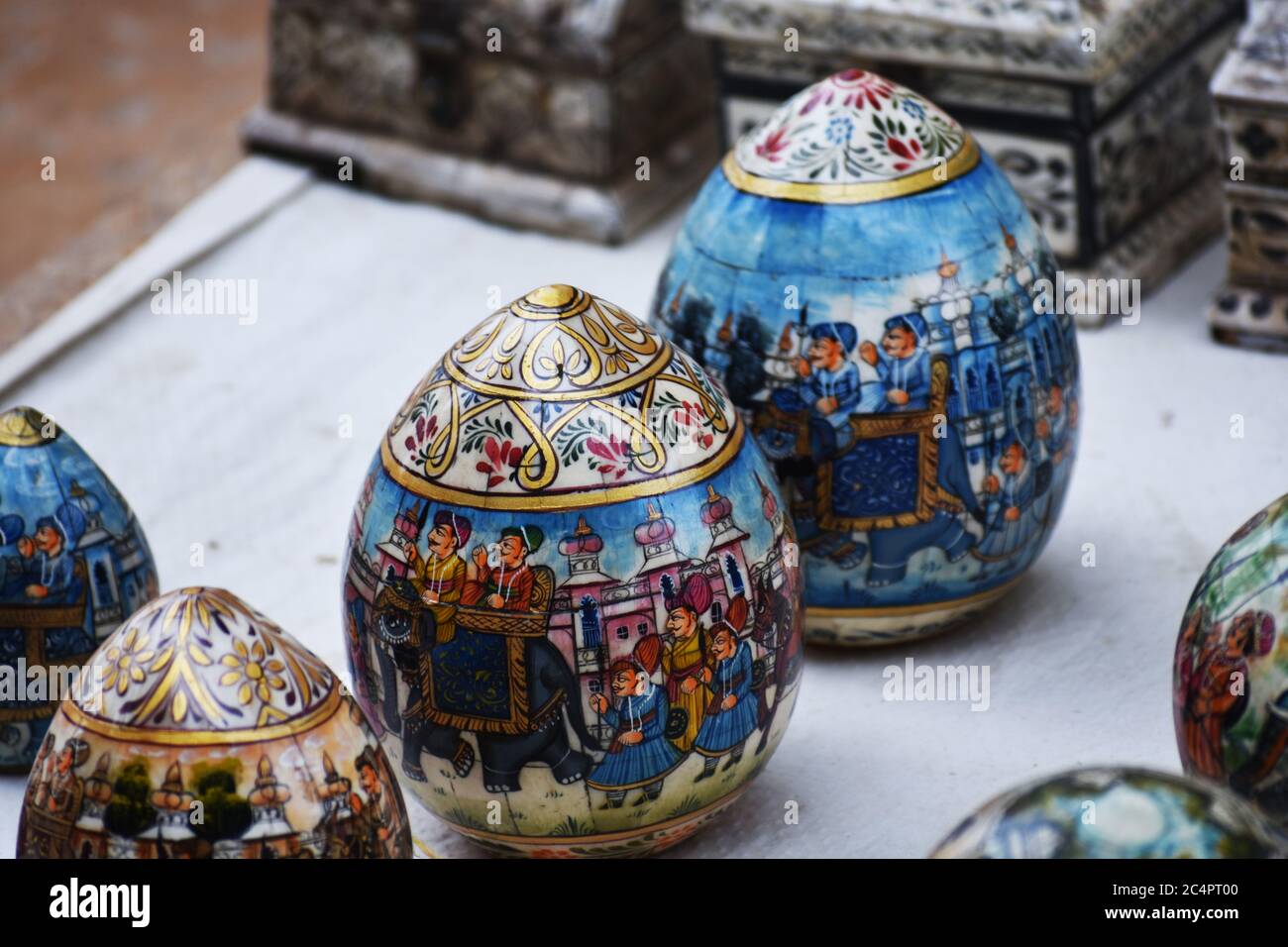 produits anciens en métal, pierre et verre vendus sur le bord de la route de jaisalmer Banque D'Images