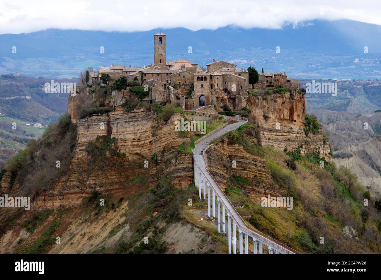Vue panoramique de Civita di Bagnoregio, ancien village étrusque accessible uniquement par une passerelle, province de Viterbo, Latium, Italie Banque D'Images