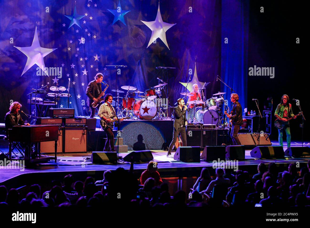 Gregg Rolie, Warren Ham, Steve Lukather, Richard page, Todd Rundgren et Gregg Bissonette se produit avec Ringo Starr et le All Starr Band en Floride. Banque D'Images